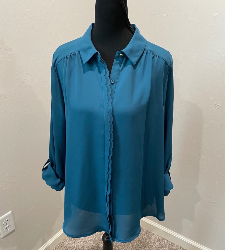 Elle Women Teal Blue Scallop Trim Button Down Blouse Roll Tab Sleeve Size M NWT